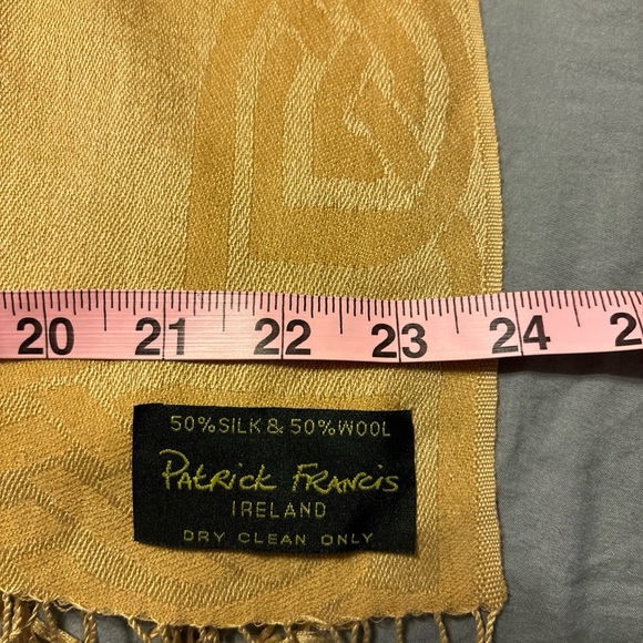 Patrick Frances Elegant yellow wool/silk blend Scarf with Fringe 24”x69” - Picture 3 of 5